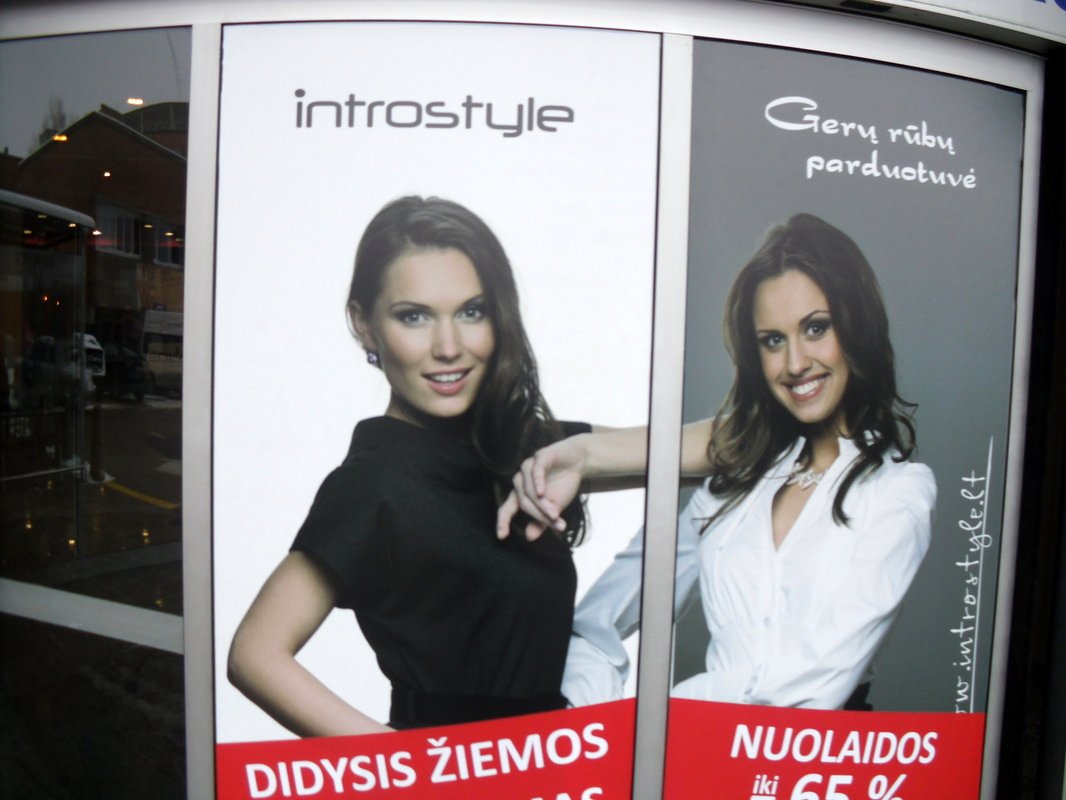Stiklo apklijavimas reklamine plėvele su foto vaizdu