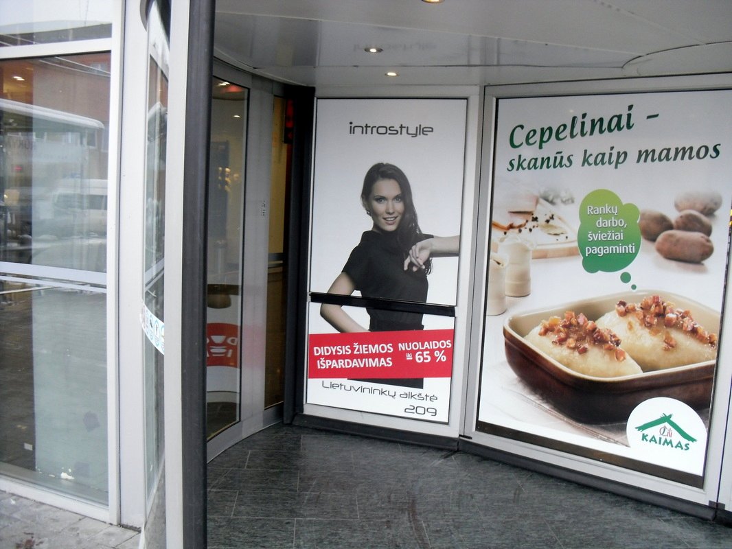Stiklo apklijavimas reklamine plėvele su foto vaizdu